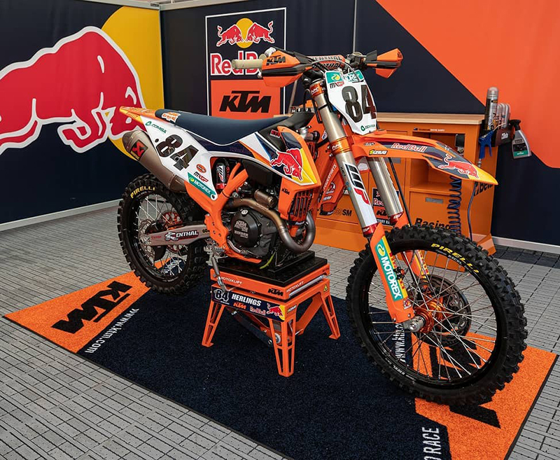 http://www.haonest.com/wp-content/uploads/2021/03/FIM-Approved-Fuel-And-Oil-Resistant-Custom-Rubber-Ktm-Team-Associated-Pit-Mats-For-Dirt-Track-Racing-1.jpg